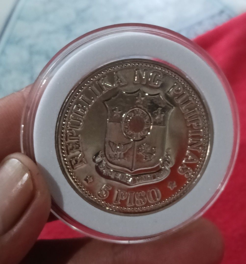 1979 5 pesos Ferdinand Marcos Uncirculated condition (Category: Currency) located in Batangas. Submitted by swiftstone.96924b (Listing ID 1463833035, Image 2). Description: - Authentic 1979 Philippine 5 Piso coin - Features the iconic 'Ang Bagong Lipunan' design - Reverse side displays the Philippine coat of arms - Includes a protective plastic case for preservation - Ideal addition to any coin collection.