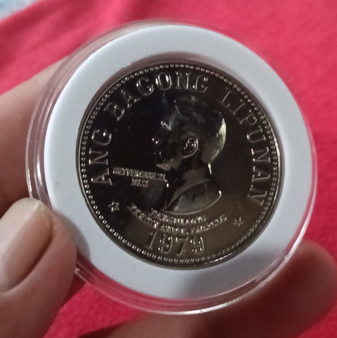 1979 5 pesos Ferdinand Marcos Uncirculated condition (Category: Currency) located in Batangas. Submitted by swiftstone.96924b (Listing ID 1463833035, Image 1). Description: - Authentic 1979 Philippine 5 Piso coin - Features the iconic 'Ang Bagong Lipunan' design - Reverse side displays the Philippine coat of arms - Includes a protective plastic case for preservation - Ideal addition to any coin collection.