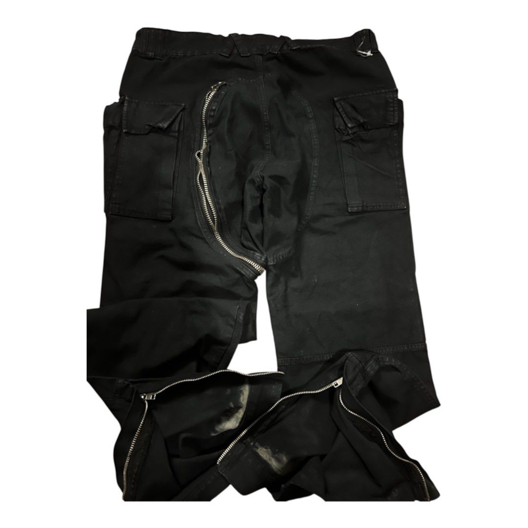 2000’s paper (Category: Jeans) located in Lucena. Submitted by netnyahyo (Listing ID 1463761663, Image 3). Description: 00s paper utility pants with curved zipper front & back and multiple pockets, panel construction, hem zip. I : front zip is not working. size 32 length 41 thighs 11 knee 9 leg op 9.