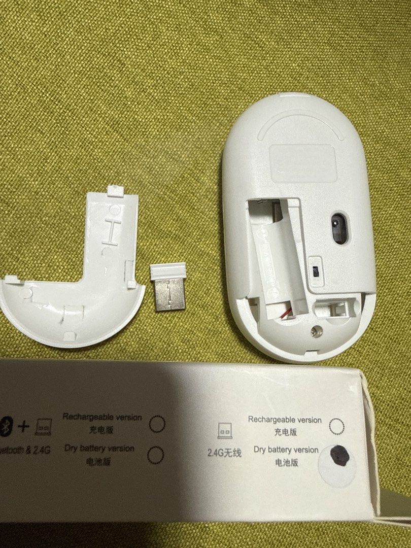 2.4G無線滑鼠 （分類：其他家庭電器）位於 Hong Kong。 由 iamsmallpotatomiss 提交（商品編號 1463883374，圖片 3）。簡介： 2.4GHZ連接 不是藍牙 入電池，要插USB 全新未用過 不是Logitech 有4個（2白2粉） @10 要晒四個$30 。