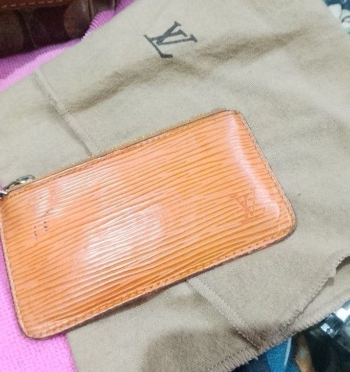 2k for lv and kate spade (Category: Wallets & Card holders) located in Cagayan de Oro. Submitted by brex7 (Listing ID 1462711001, Image 3). Description: - Authentic Red Kate Spade Card Holder - Genuine Leather - Features classic spade logo and New York detail - Light cream interior with multiple card slots - Interior shows some signs of use - Ideal for keeping cards organized.