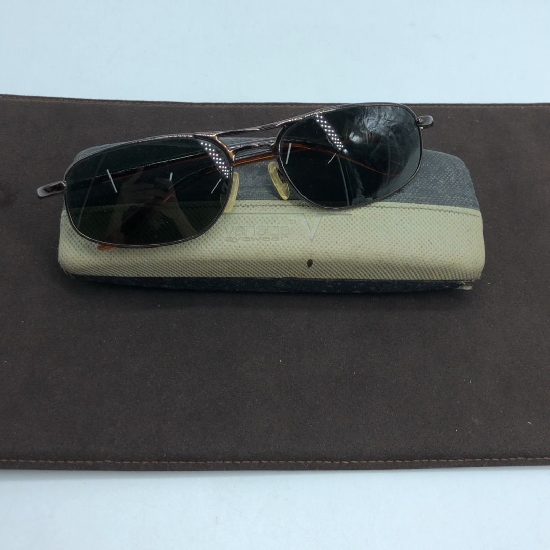 267006407 CARRERA GLASSES / SUNGLASSES (Category: Sunglasses & Eyewear) located in Taguig. Submitted by ecoring.ph (Listing ID 1463770436, Image 2). Description: ◆CONDITION: B ◆DESCRIPTIONS: (Other defects/info:) The lenses, frame, temples, and temple tips of the sunglasses are scratched, minimally stained, and dirty, and show signs of use. The screw of the temple is slightly loose. The temples of the sunglasses are uneven. The nose pad of the su