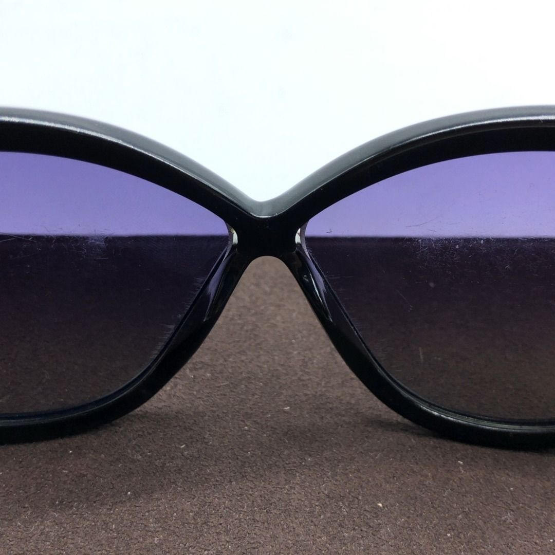 267009400 TOM FORD GLASSES / SUNGLASSES TF511-01D (Category: Sunglasses & Eyewear) located in Taguig. Submitted by ecoring.ph (Listing ID 1463770568, Image 3). Description: ◆CONDITION: BC ◆DESCRIPTIONS: (Other defects/info:) The lenses, frame, temples, and temple tips of the sunglasses are scratched, minimally stained, and dirty, and show signs of use. The hinge and logo hardware of the sunglasses are scratched, tarnished, and oxidized, and show 
