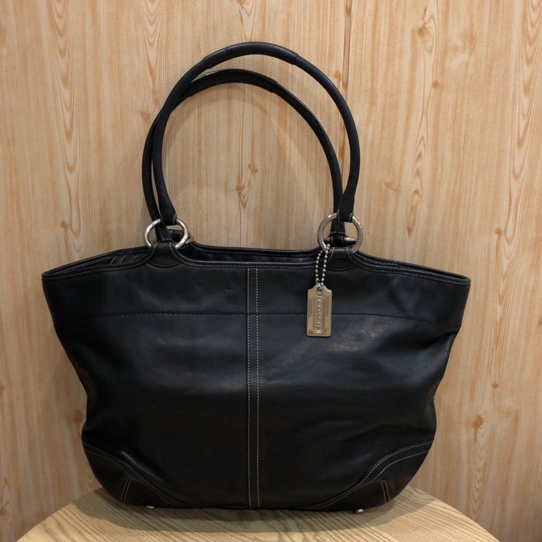 267009421 COACH BAG LEATHER BLACK SHOULDER (Category: Luxury Bags & Wallets) located in Taguig. Submitted by ecoring.ph (Listing ID 1463767926, Image 1). Description: ◆CONDITION: B- ◆DESCRIPTIONS: (Other defects/info:) OUTER: The body of the bag is scratched, scuffed, stained, dirty, wrinkled, deformed, has press marks, and shows signs of use. The bottom and bottom corners of the bag are scratched, scuffed, stained, dirty, wrinkled, deformed, hav