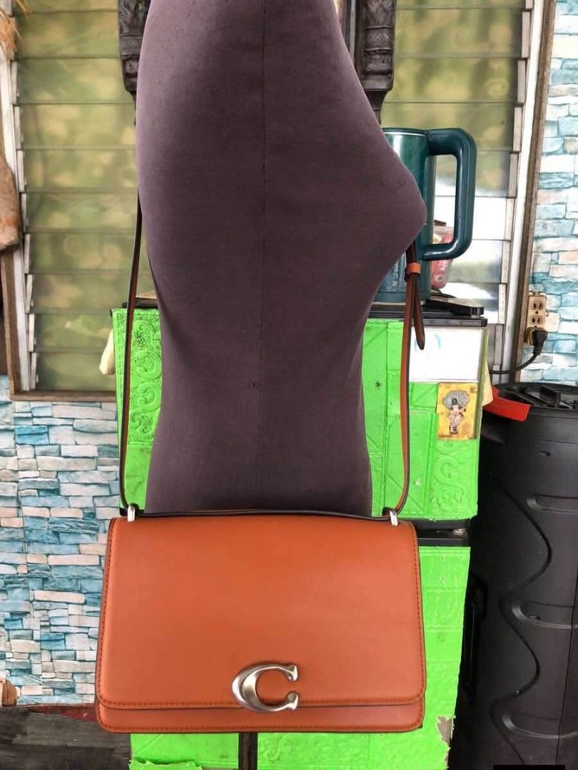 2 way.. (Category: Cross-body Bags) located in Ozamiz City. Submitted by kapesteba112457 (Listing ID 1463802074, Image 2). Description: Ang gandang Kots 2 way very elegante for only 3800. ❤️❤️❤️ pasok pang regalo .. selected preloved bag from japan/korea ❤️ flawless malinis mabango matibay❤️.
