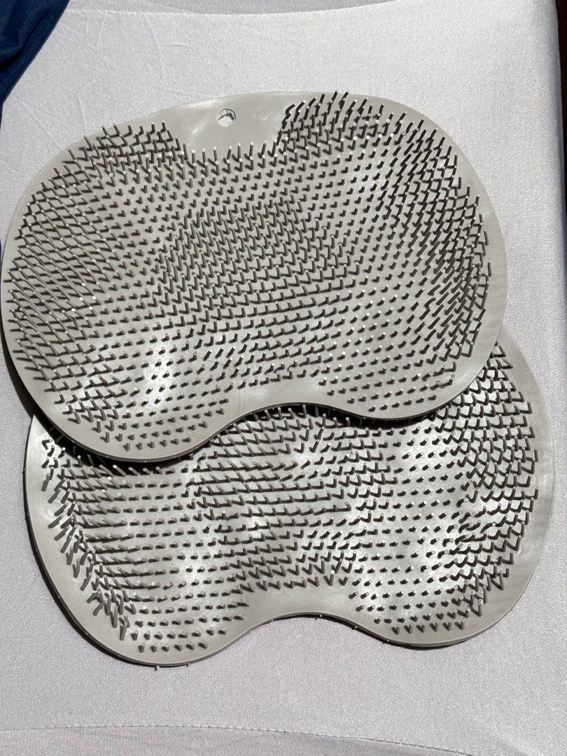 2pcs Foot Silicone Scrubber Mat (Category: Foot Care) located in Manila. Submitted by maichandise (Listing ID 1463916924, Image 1). Description: .