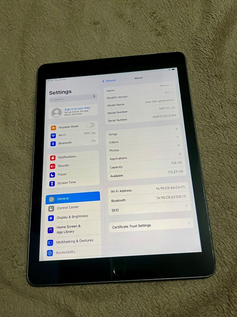 6th generation (Category: iPad) located in Manila. Submitted by sohaifabanto (Listing ID 1463932438, Image 3). Description: Ipad 6thgeneration 128gb ios17 9’7inch 2ndhand , No issue , bo history repair , 100%original , minimal dents normal sa 2ndhand , fingerprint working Camera front&back working live photos have Multitasking , apple pencil scribble working Unit and cord only , Check to sawa sa meetup place yan 😊.