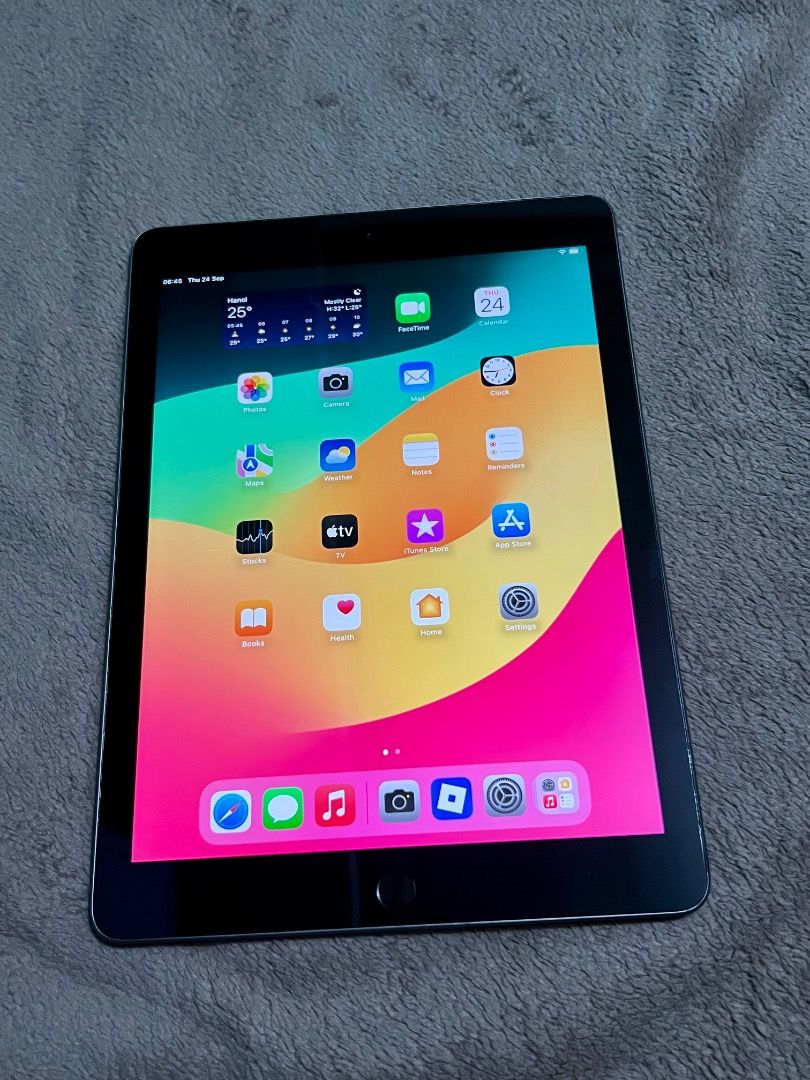 6th generation (Category: iPad) located in Manila. Submitted by sohaifabanto (Listing ID 1463932438, Image 2). Description: Ipad 6thgeneration 128gb ios17 9’7inch 2ndhand , No issue , bo history repair , 100%original , minimal dents normal sa 2ndhand , fingerprint working Camera front&back working live photos have Multitasking , apple pencil scribble working Unit and cord only , Check to sawa sa meetup place yan 😊.