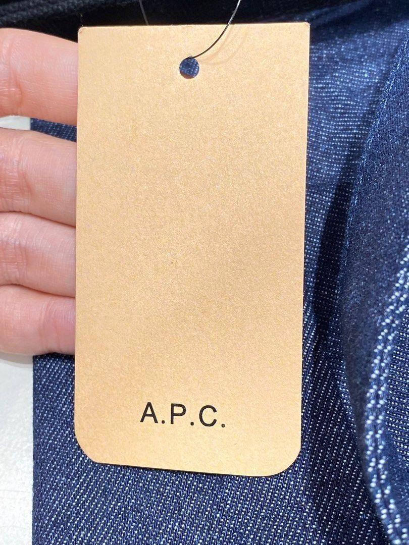 💯韓國代購 兩色 男 女 A.P.C. 牛仔 Laure Tote Bag 單肩包 （分類：Tote Bags）位於 Hong Kong。 由 fiercemountain_a8bf99 提交（商品編號 1463782810，圖片 9）。簡介： Size: Large（大號）： 約 35x44x13cm 產品特色與細節 設計標誌： 包身正面印有品牌標誌性的 V.P.C. 字樣，其中的 ”A“ 是倒過來的，這是該品牌的經典設計元素。 材質： 丹寧款（深藍色）： 採用重磅日本剛性丹寧布料製成，耐用且不易變形。 帆布款（黑色）： 採用棉質斜紋帆布製成。 功能性： 配有長手把設計，既可以手提也可以肩背。內部通常包含一個主要空間及一個內置的小口袋以便收納。 普通透明包裝。