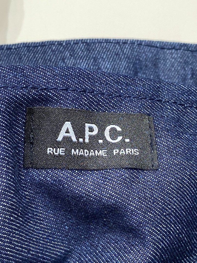 💯韓國代購 兩色 男 女 A.P.C. 牛仔 Laure Tote Bag 單肩包 （分類：Tote Bags）位於 Hong Kong。 由 fiercemountain_a8bf99 提交（商品編號 1463782810，圖片 6）。簡介： Size: Large（大號）： 約 35x44x13cm 產品特色與細節 設計標誌： 包身正面印有品牌標誌性的 V.P.C. 字樣，其中的 ”A“ 是倒過來的，這是該品牌的經典設計元素。 材質： 丹寧款（深藍色）： 採用重磅日本剛性丹寧布料製成，耐用且不易變形。 帆布款（黑色）： 採用棉質斜紋帆布製成。 功能性： 配有長手把設計，既可以手提也可以肩背。內部通常包含一個主要空間及一個內置的小口袋以便收納。 普通透明包裝。