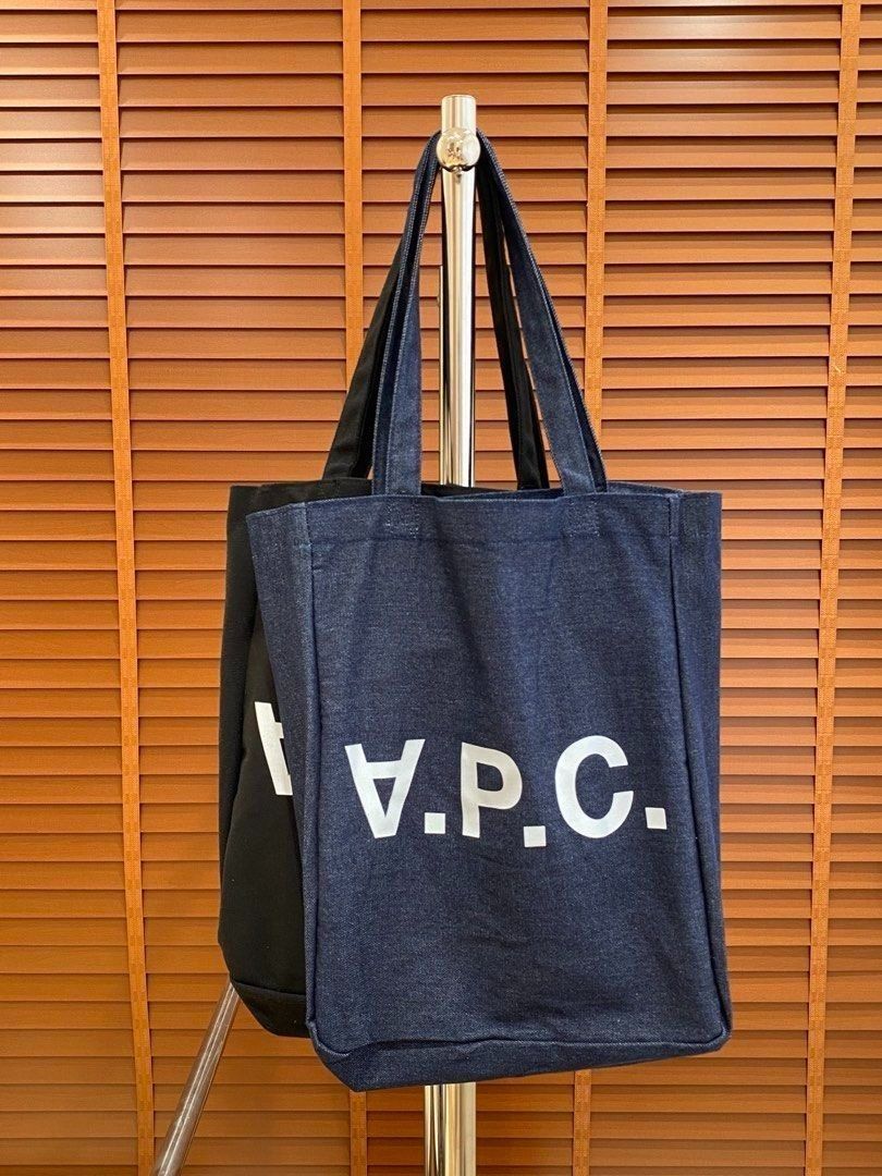 💯韓國代購 兩色 男 女 A.P.C. 牛仔 Laure Tote Bag 單肩包 （分類：Tote Bags）位於 Hong Kong。 由 fiercemountain_a8bf99 提交（商品編號 1463782810，圖片 4）。簡介： Size: Large（大號）： 約 35x44x13cm 產品特色與細節 設計標誌： 包身正面印有品牌標誌性的 V.P.C. 字樣，其中的 ”A“ 是倒過來的，這是該品牌的經典設計元素。 材質： 丹寧款（深藍色）： 採用重磅日本剛性丹寧布料製成，耐用且不易變形。 帆布款（黑色）： 採用棉質斜紋帆布製成。 功能性： 配有長手把設計，既可以手提也可以肩背。內部通常包含一個主要空間及一個內置的小口袋以便收納。 普通透明包裝。
