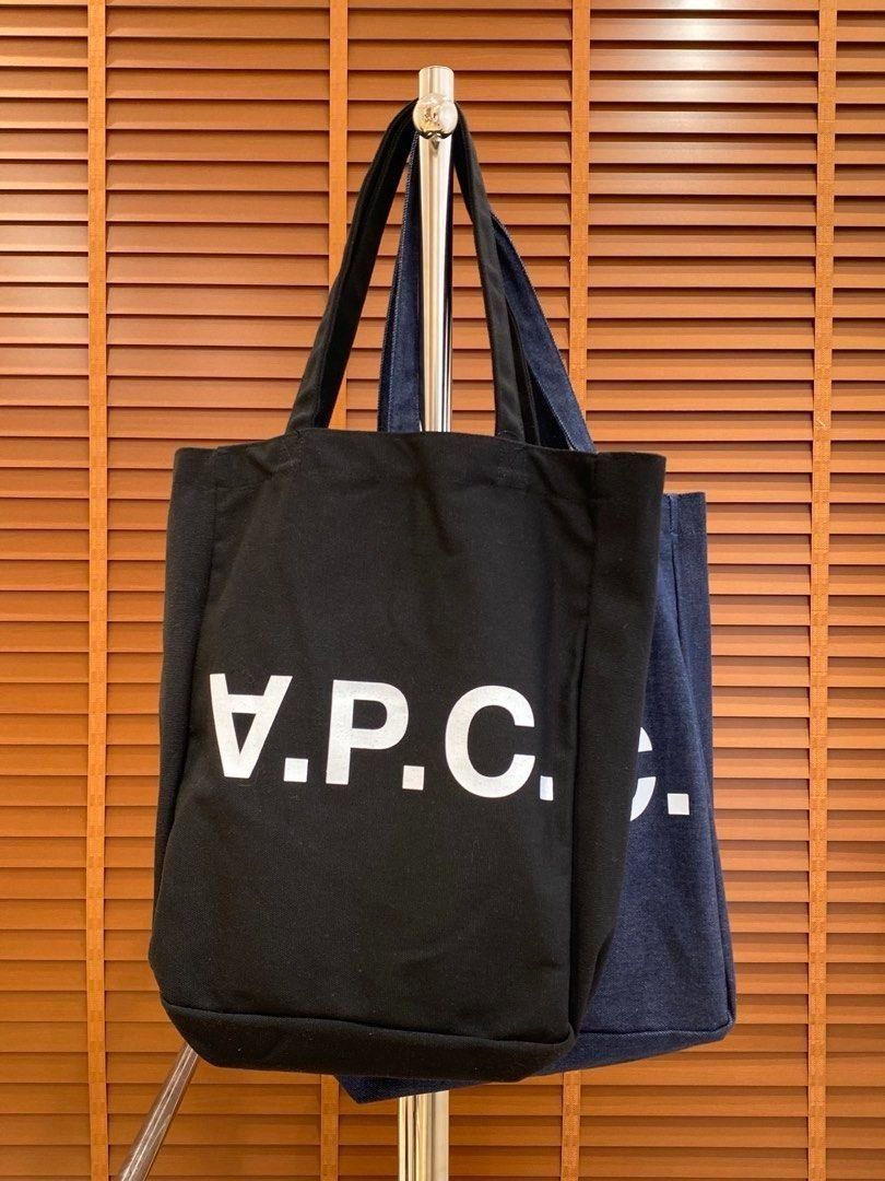 💯韓國代購 兩色 男 女 A.P.C. 牛仔 Laure Tote Bag 單肩包 （分類：Tote Bags）位於 Hong Kong。 由 fiercemountain_a8bf99 提交（商品編號 1463782810，圖片 3）。簡介： Size: Large（大號）： 約 35x44x13cm 產品特色與細節 設計標誌： 包身正面印有品牌標誌性的 V.P.C. 字樣，其中的 ”A“ 是倒過來的，這是該品牌的經典設計元素。 材質： 丹寧款（深藍色）： 採用重磅日本剛性丹寧布料製成，耐用且不易變形。 帆布款（黑色）： 採用棉質斜紋帆布製成。 功能性： 配有長手把設計，既可以手提也可以肩背。內部通常包含一個主要空間及一個內置的小口袋以便收納。 普通透明包裝。
