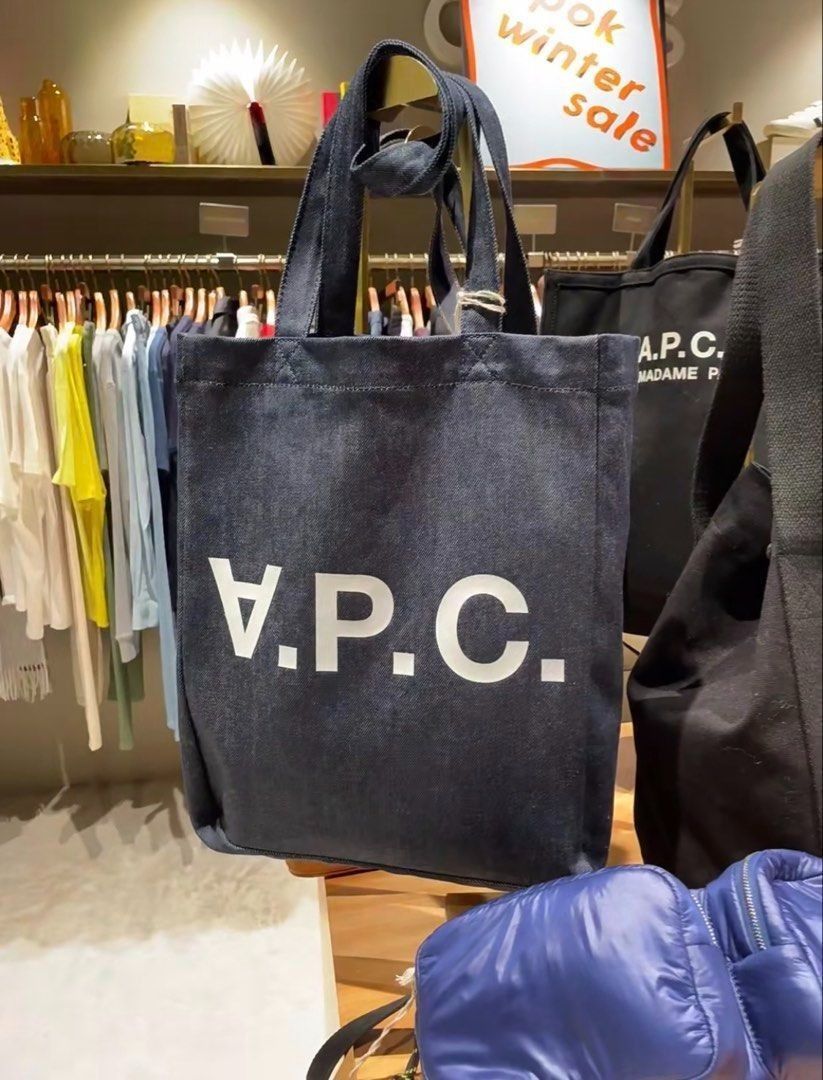 💯韓國代購 兩色 男 女 A.P.C. 牛仔 Laure Tote Bag 單肩包 （分類：Tote Bags）位於 Hong Kong。 由 fiercemountain_a8bf99 提交（商品編號 1463782810，圖片 2）。簡介： Size: Large（大號）： 約 35x44x13cm 產品特色與細節 設計標誌： 包身正面印有品牌標誌性的 V.P.C. 字樣，其中的 ”A“ 是倒過來的，這是該品牌的經典設計元素。 材質： 丹寧款（深藍色）： 採用重磅日本剛性丹寧布料製成，耐用且不易變形。 帆布款（黑色）： 採用棉質斜紋帆布製成。 功能性： 配有長手把設計，既可以手提也可以肩背。內部通常包含一個主要空間及一個內置的小口袋以便收納。 普通透明包裝。