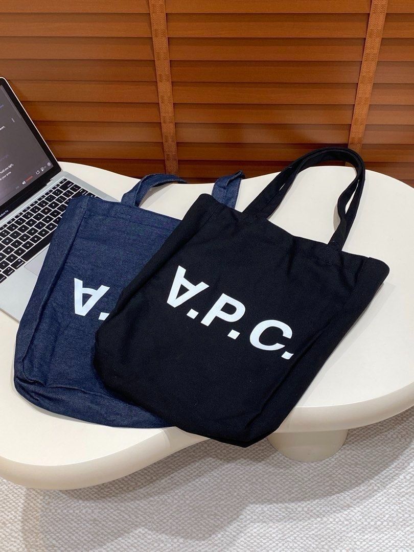 💯韓國代購 兩色 男 女 A.P.C. 牛仔 Laure Tote Bag 單肩包 （分類：Tote Bags）位於 Hong Kong。 由 fiercemountain_a8bf99 提交（商品編號 1463782810，圖片 1）。簡介： Size: Large（大號）： 約 35x44x13cm 產品特色與細節 設計標誌： 包身正面印有品牌標誌性的 V.P.C. 字樣，其中的 ”A“ 是倒過來的，這是該品牌的經典設計元素。 材質： 丹寧款（深藍色）： 採用重磅日本剛性丹寧布料製成，耐用且不易變形。 帆布款（黑色）： 採用棉質斜紋帆布製成。 功能性： 配有長手把設計，既可以手提也可以肩背。內部通常包含一個主要空間及一個內置的小口袋以便收納。 普通透明包裝。