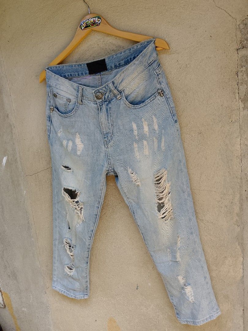" PHILLIP PLEIN (distressed) WOMEN " (Category: Luxury Apparel) located in Danao, Cebu. Submitted by psychypymb40965 (Listing ID 1463920875, Image 3). Description: details are in first photo ‎pm/dm for other details,issues or transactions ‎negotiable! 👊😁 ‎2nd Account Available Shoes, Bags, Sandals, Slippers & more footwear just click the link below 💚👇😁❤️ or follow for update stocks. ‎https://www.carousell.ph/u/azaiahnere02/?t-id=PJuARdaOwh_1
