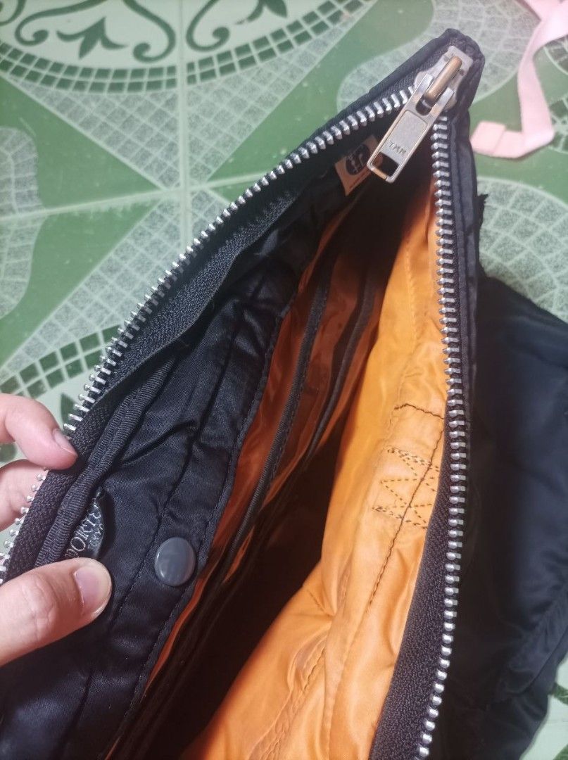 🖤 PORTER-YOSHIDA & CO. TANKER — (Category: Luxury Bags & Wallets) located in Dagupan City. Submitted by jnwoshop (Listing ID 1463742905, Image 3). Description: 🖤 PORTER-YOSHIDA & CO. TANKER — 🖤 PORTER-YOSHIDA & CO. TANKER BAG 🖤 ✨ Classic black design ✨ Spacious & versatile ✨ With inner pocket/compartment ✨ Preloved condition 💰 ₱900 📌 Authenticity not independently verified; please see photos for actual condition..