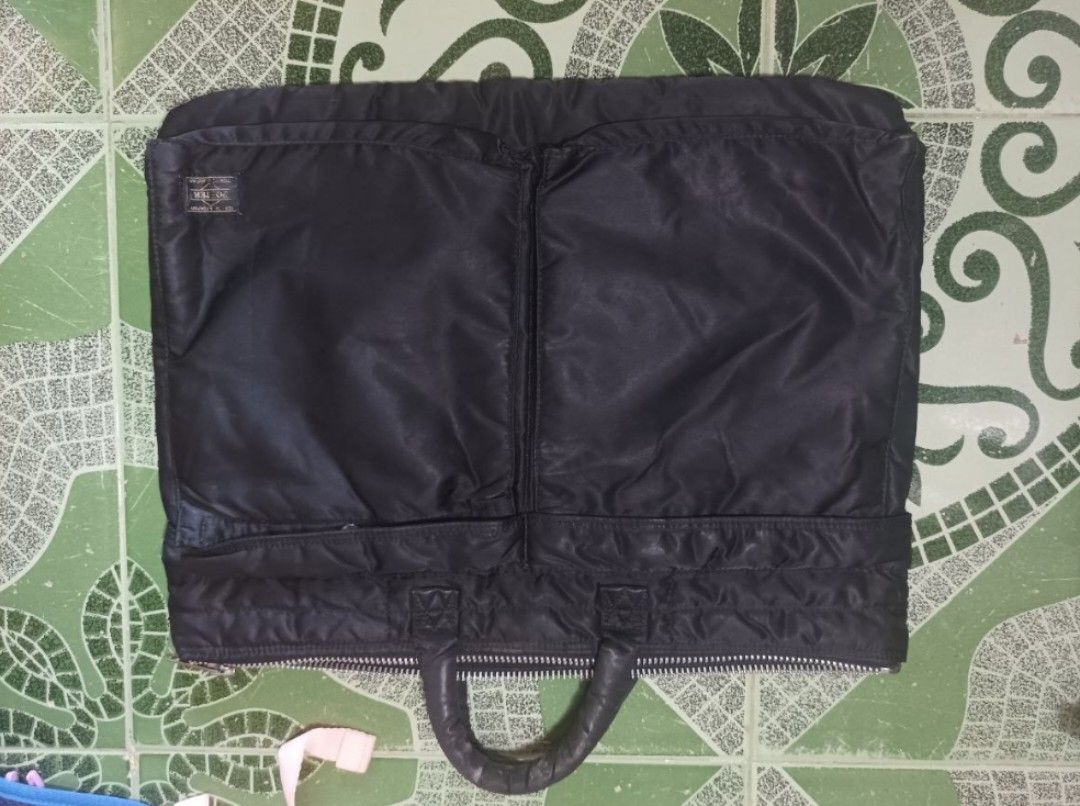 🖤 PORTER-YOSHIDA & CO. TANKER — (Category: Luxury Bags & Wallets) located in Dagupan City. Submitted by jnwoshop (Listing ID 1463742905, Image 2). Description: 🖤 PORTER-YOSHIDA & CO. TANKER — 🖤 PORTER-YOSHIDA & CO. TANKER BAG 🖤 ✨ Classic black design ✨ Spacious & versatile ✨ With inner pocket/compartment ✨ Preloved condition 💰 ₱900 📌 Authenticity not independently verified; please see photos for actual condition..