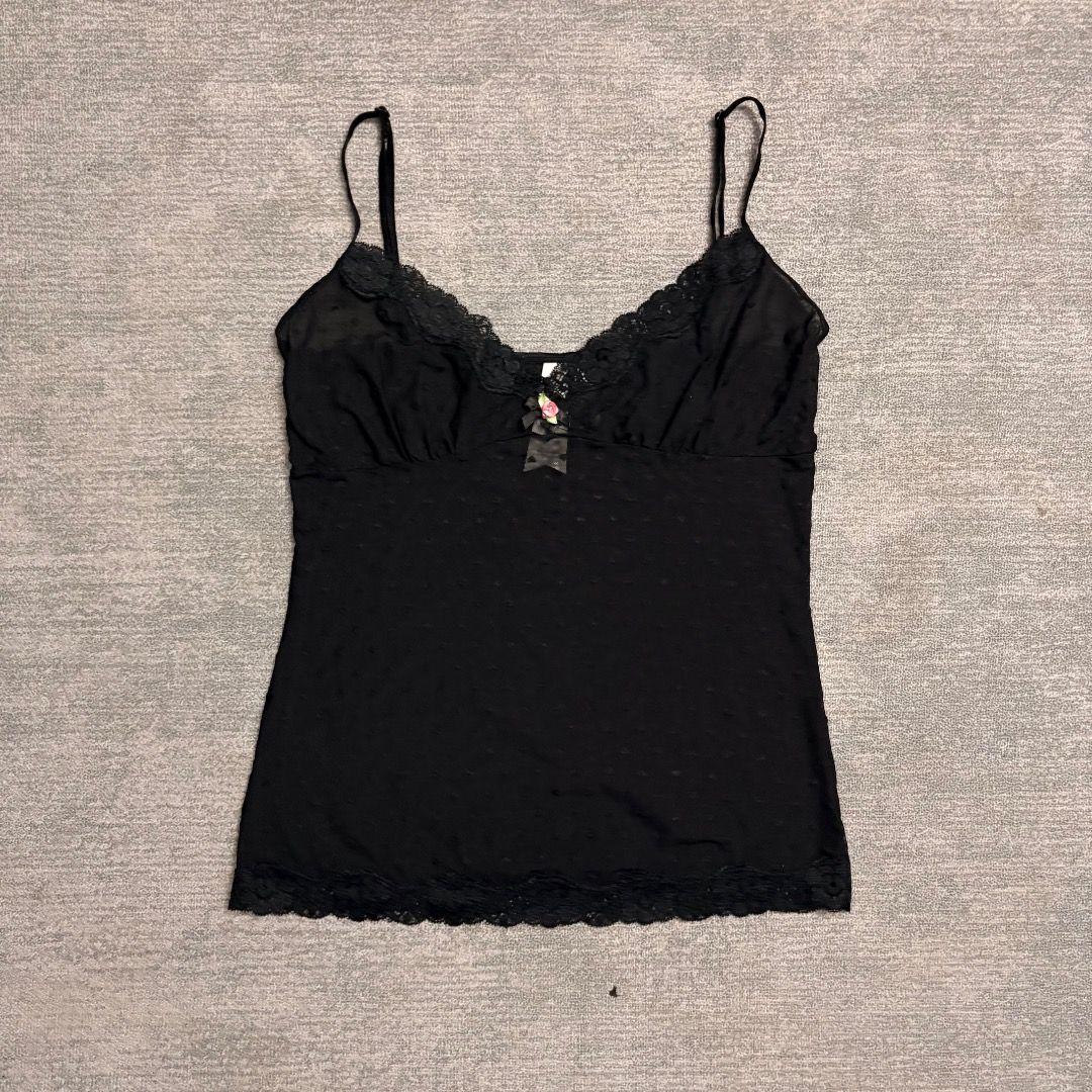 Accessorize y2k black camisole (Category: Sleeveless) located in Calamba. Submitted by bermuda.ph (Listing ID 1463881716, Image 1). Description: Featuring delicate lace trim along the v-neckline and a small decorative rose appliqué with a bow at the center.