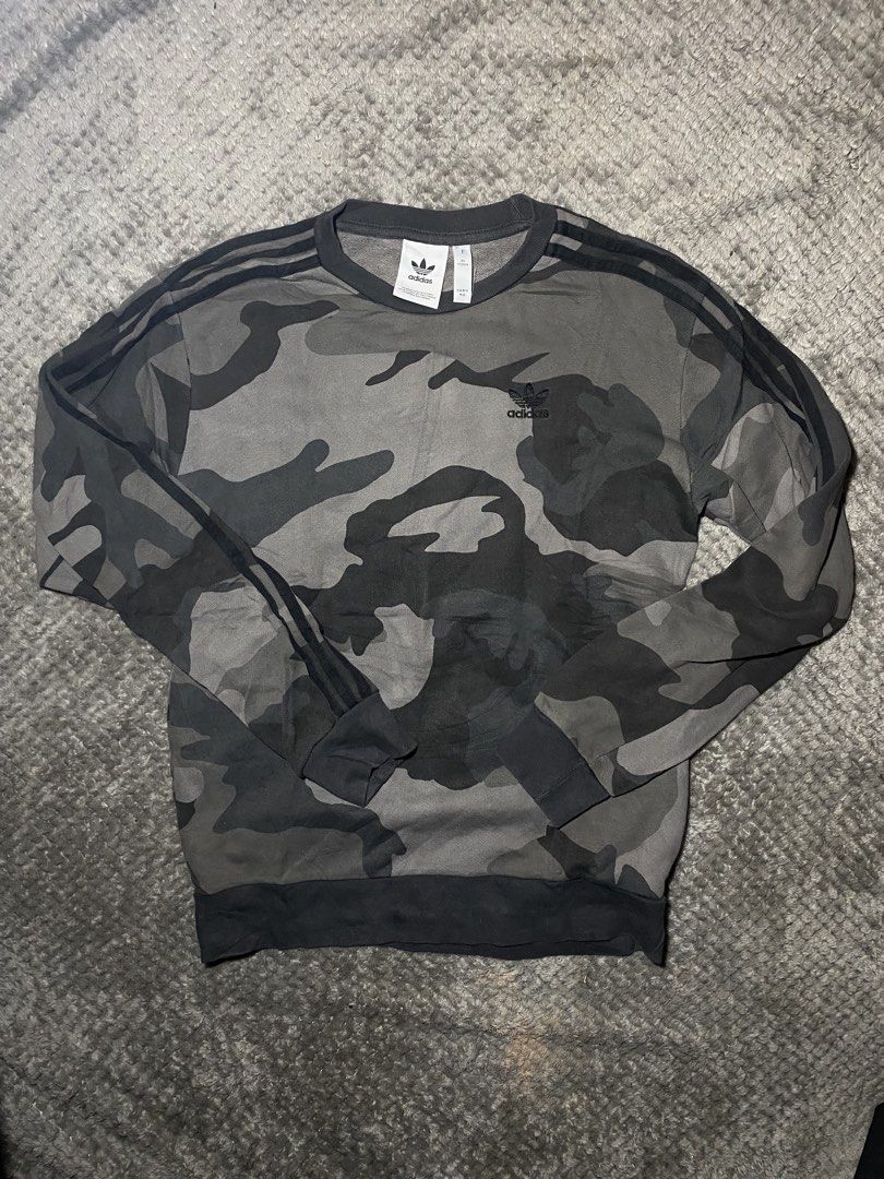Adidas crewneck (Category: Coats, Jackets and Outerwear) located in Prosperidad. Submitted by octaviorey80594 (Listing ID 1463885649, Image 1). Description: Dimes 19x29 No issue .