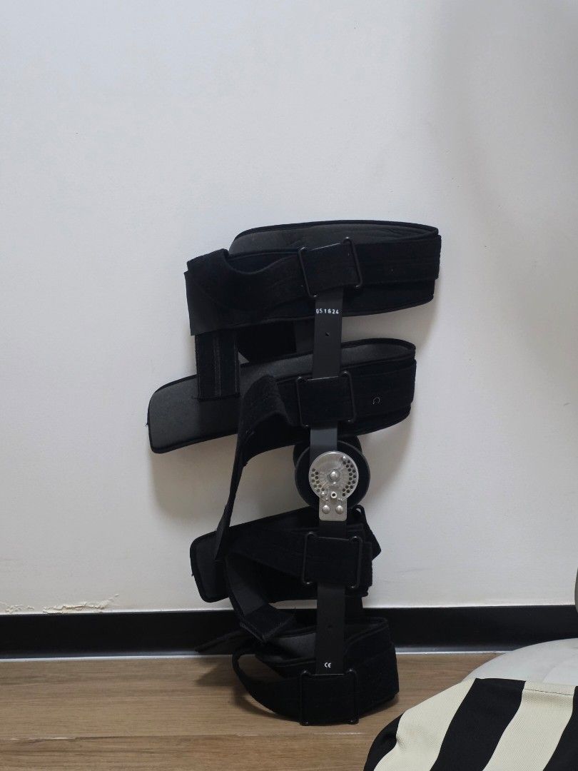 ACL Reconstruction Adjustable Hinged Knee Brace Support (Category: Braces, Support & Protection) located in Manila. Submitted by marianso (Listing ID 1463815055, Image 1). Description: - Adjustable hinged knee brace - Enhances stability and aids recovery - Secure fit with adjustable straps - Hinges allow controlled movement - Perfect for post-surgery or injury support - One size fits most - Used for ACL Reconstruction recovery bundle price with t