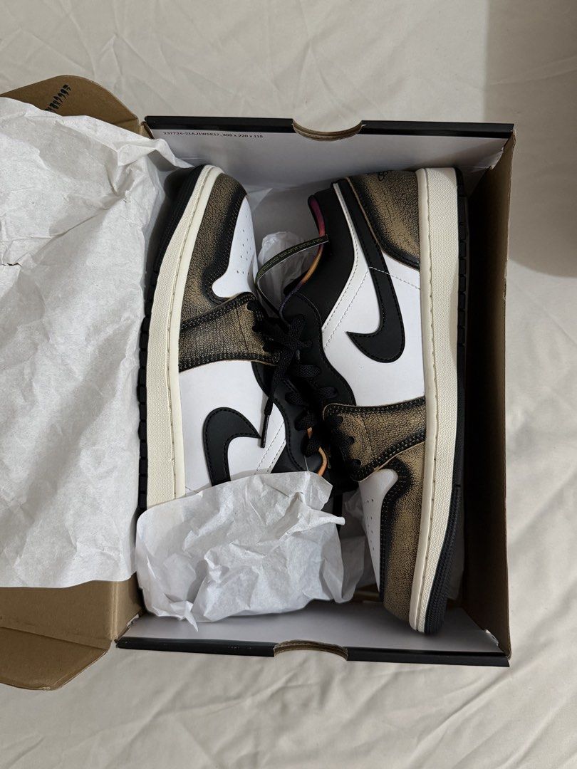 Air Jordan 1 Low SE (Category: Sneakers) located in Pasig City. Submitted by tipy___ (Listing ID 1463787030, Image 2). Description: - Brand New Air Jordan 1 Low SE Onyx - Colorway: White, Black, Onyx White - Unique gradient inner lining - Comes with original box - RFS: decluttering.