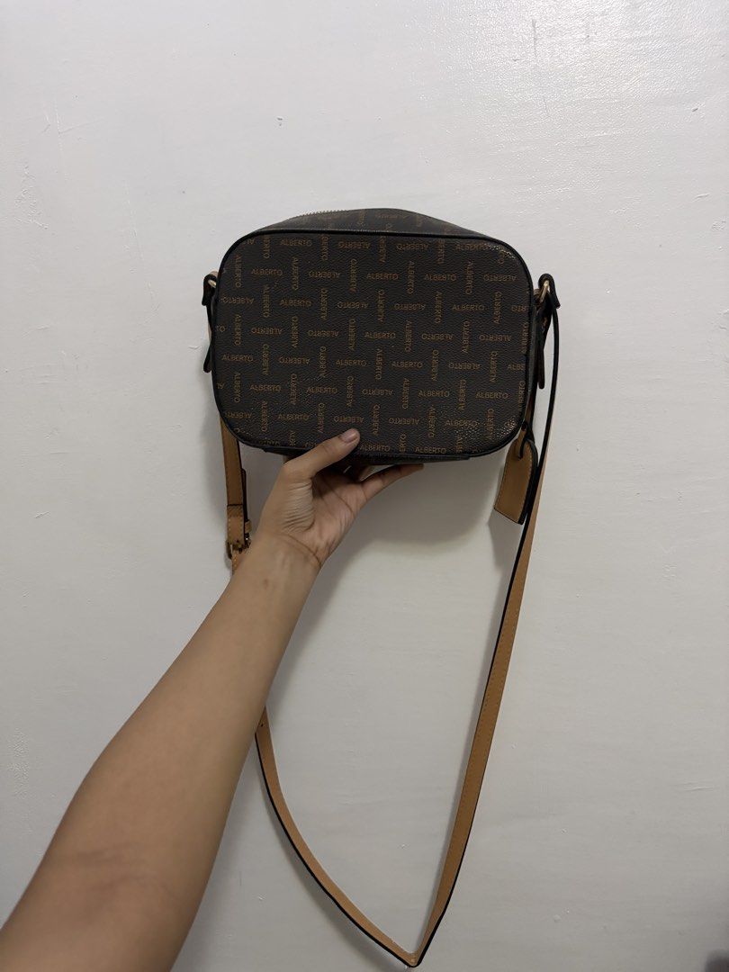 Alberto sling bag (Category: Cross-body Bags) located in Rizal. Submitted by prelovedbykristel (Listing ID 1463930413, Image 1). Description: - MOP : BDO / GCASH - MOD : Lalamove ❌ no refund! .