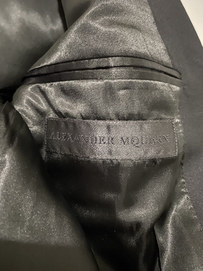 Alexander McQueen (Category: Coats, Jackets and Outerwear) located in Muntinlupa City. Submitted by keaquintan94623 (Listing ID 1463921716, Image 3). Description: Alexander McQueen Size 46 19x29 Shoulder 16 Sleeve length 24.5 73%Wool 27% Mohair Good as new No major Flaw.