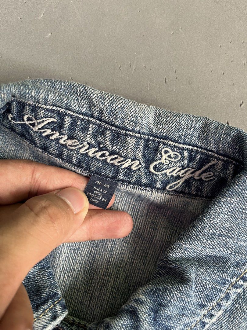 AMERICAN EAGLE DENIM JACKET (Category: Coats, Jackets and Outerwear) located in Quezon City. Submitted by kentstuff (Listing ID 1463835808, Image 3). Description: AMERICAN EAGLE Size M On Tag Shoulder-Hem : 19.5” Pit-Pit : 18” Condition: Excellent CR: 9.8/10 Flaws: ❌ Needwash DISCLAIMER: This is a thrifted item. All brands, logos, and trademarks belong to their rightful owners. We’re here to rehome great pieces — no brand affiliation intended..