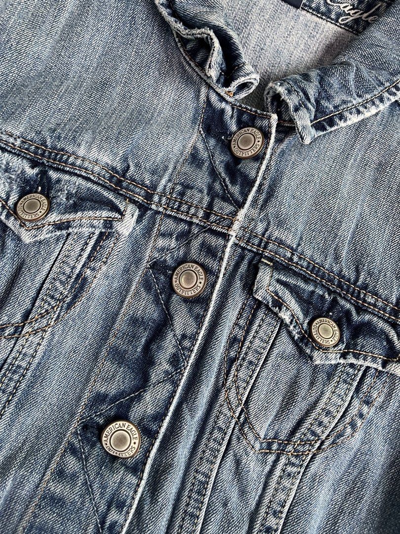 AMERICAN EAGLE DENIM JACKET (Category: Coats, Jackets and Outerwear) located in Quezon City. Submitted by kentstuff (Listing ID 1463835808, Image 2). Description: AMERICAN EAGLE Size M On Tag Shoulder-Hem : 19.5” Pit-Pit : 18” Condition: Excellent CR: 9.8/10 Flaws: ❌ Needwash DISCLAIMER: This is a thrifted item. All brands, logos, and trademarks belong to their rightful owners. We’re here to rehome great pieces — no brand affiliation intended..