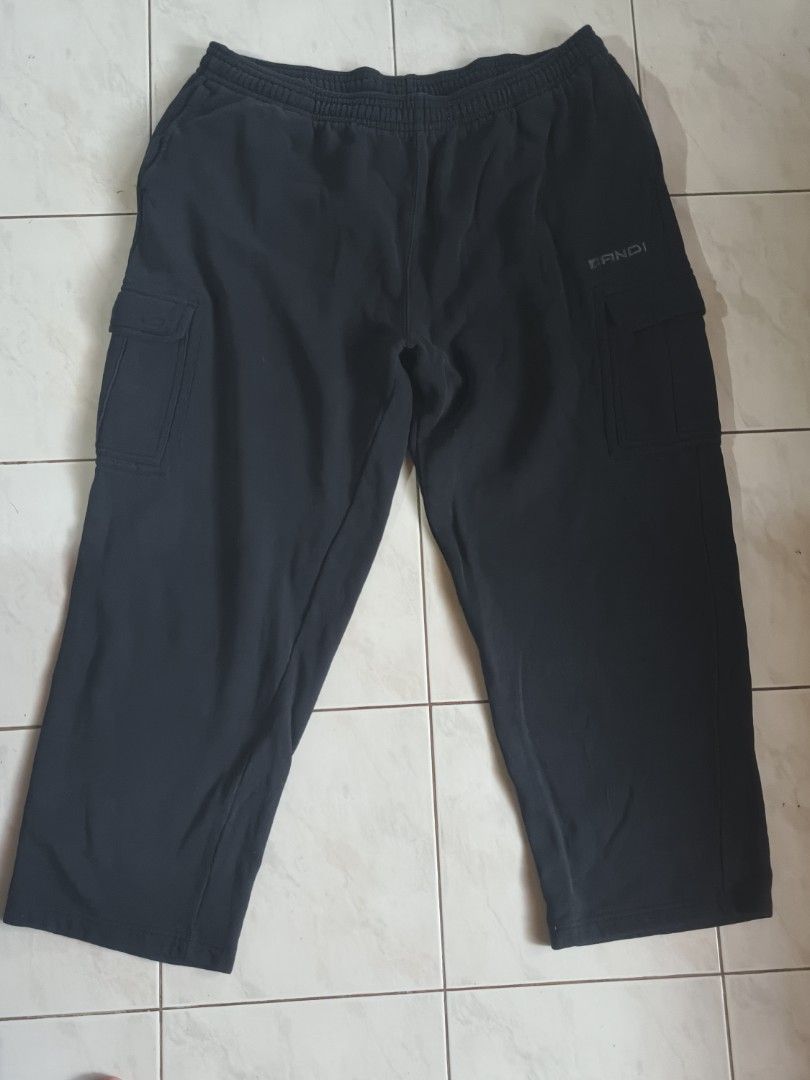 AND1 Black Cargo Sweatpants Joggers (Category: Joggers) located in Manila. Submitted by searchn (Listing ID 1463886254, Image 1). Description: - AND1 black cargo sweatpants - Elastic waistband with drawstring - Two side pockets - Two cargo pockets with velcro closure - Embroidered AND1 logo on front and back - Made in Vietnam - Perfect for casual wear or sports.