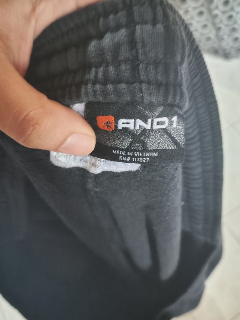 AND1 Black Cargo Sweatpants Joggers (Category: Joggers) located in Manila. Submitted by searchn (Listing ID 1463886254, Image 3). Description: - AND1 black cargo sweatpants - Elastic waistband with drawstring - Two side pockets - Two cargo pockets with velcro closure - Embroidered AND1 logo on front and back - Made in Vietnam - Perfect for casual wear or sports.