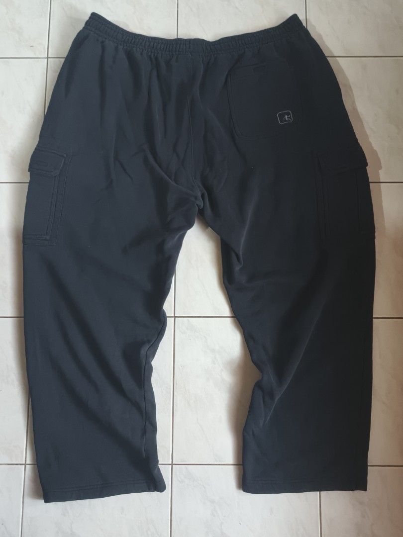 AND1 Black Cargo Sweatpants Joggers (Category: Joggers) located in Manila. Submitted by searchn (Listing ID 1463886254, Image 2). Description: - AND1 black cargo sweatpants - Elastic waistband with drawstring - Two side pockets - Two cargo pockets with velcro closure - Embroidered AND1 logo on front and back - Made in Vietnam - Perfect for casual wear or sports.