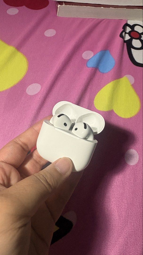 Apple Airpods 4 (Category: Earphones) located in Manila. Submitted by alejaoe (Listing ID 1463895675, Image 1). Description: RFS: - ayaw na kumonek sa phone (with box) - with box .