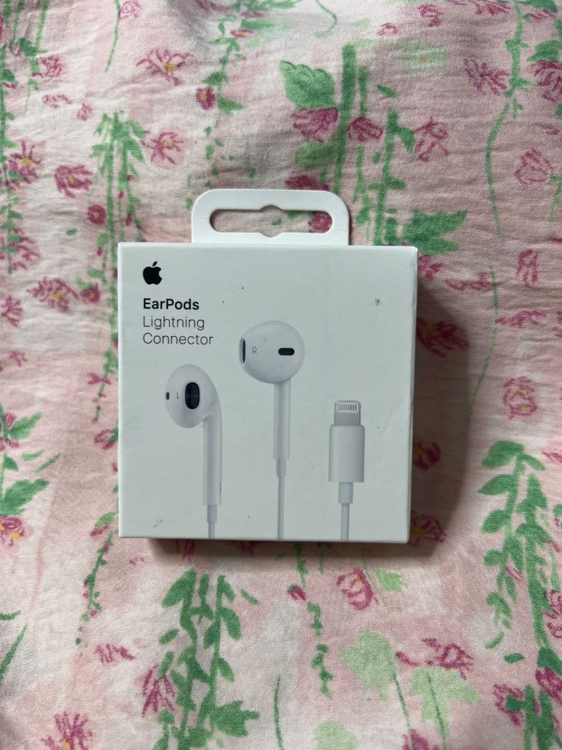 Apple EarPods Lightning Connector (Category: Earphones) located in Manila. Submitted by itsashy (Listing ID 1463852020, Image 1). Description: .