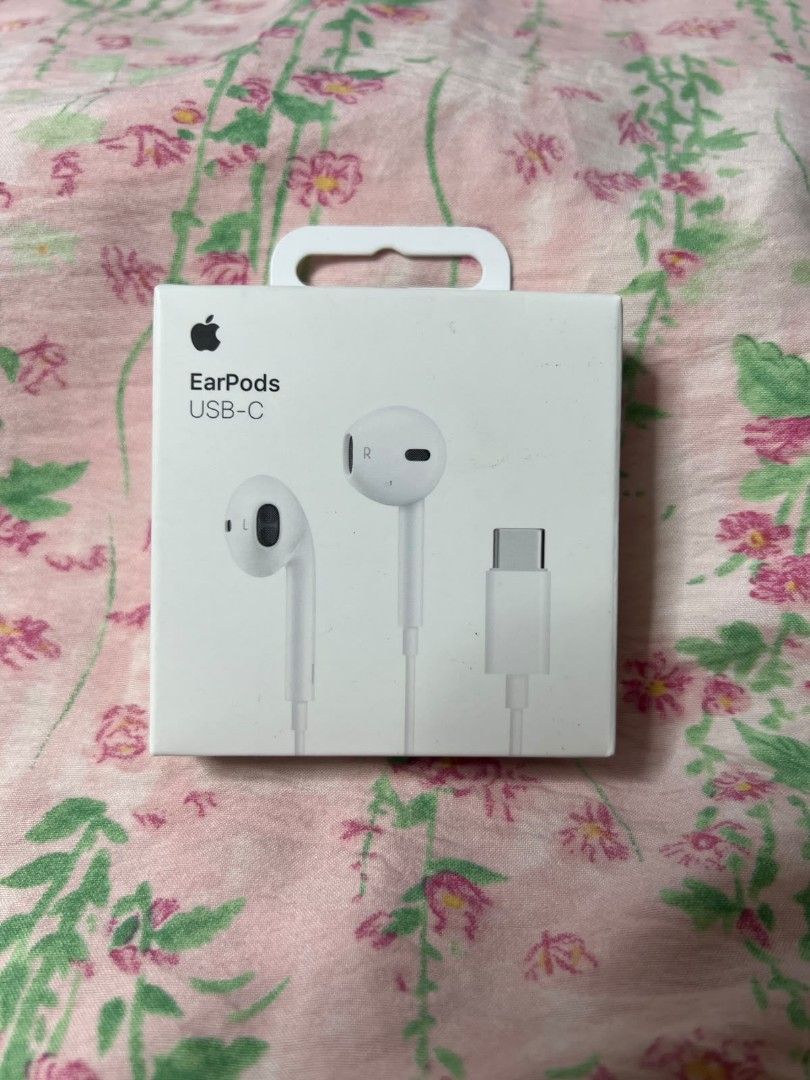 Apple EarPods USB-C (Category: Earphones) located in Manila. Submitted by itsashy (Listing ID 1463852171, Image 1). Description: COD VIA LALAMOVE J&T MEET UP.