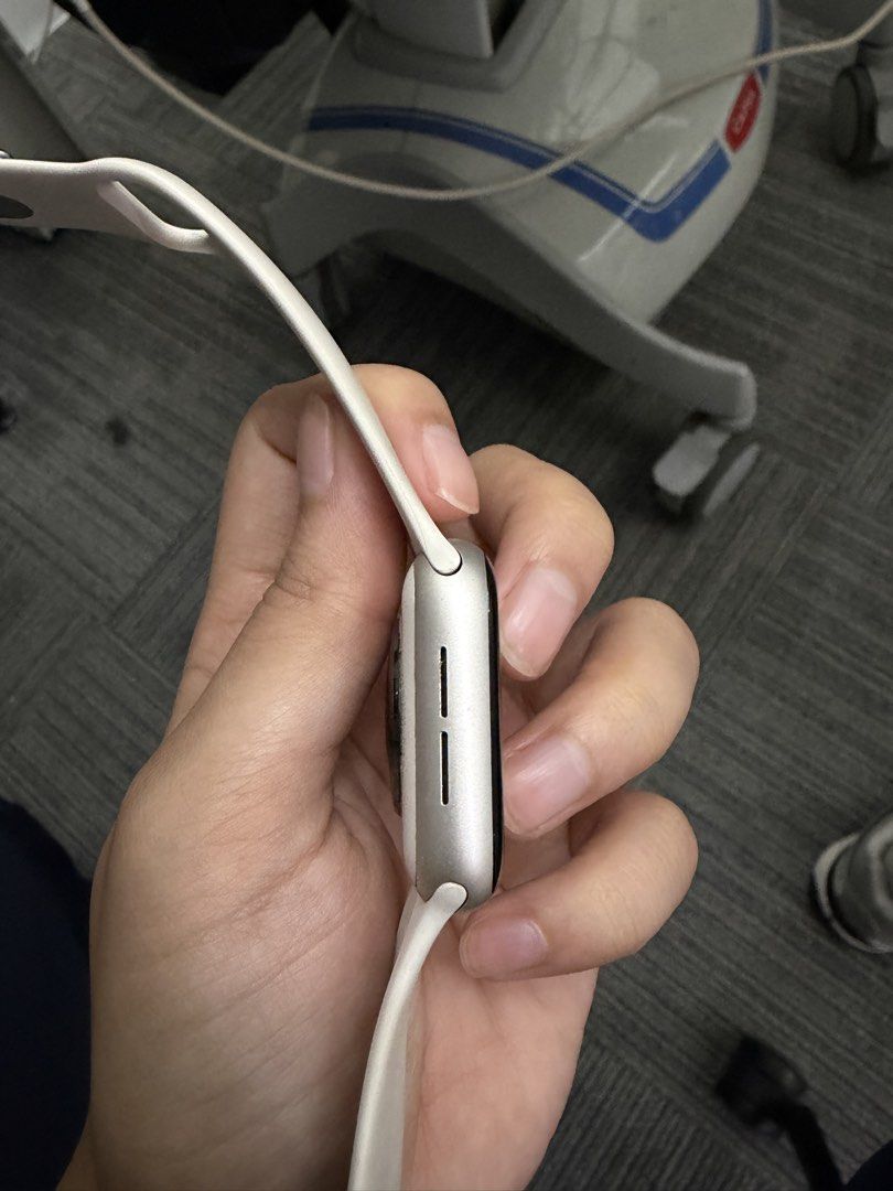 Apple Watch SE (2nd gen) GPS (Category: Wearables & Smart Watches) located in Manila. Submitted by jtrn_ (Listing ID 1463805747, Image 2). Description: Bought Dec 2025 Complete with box and charger No scratches Hindi na nagagamit Negotiable .