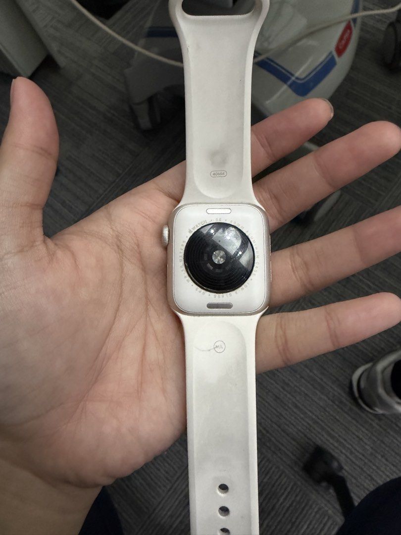 Apple Watch SE (2nd gen) GPS (Category: Wearables & Smart Watches) located in Manila. Submitted by jtrn_ (Listing ID 1463805747, Image 3). Description: Bought Dec 2025 Complete with box and charger No scratches Hindi na nagagamit Negotiable .