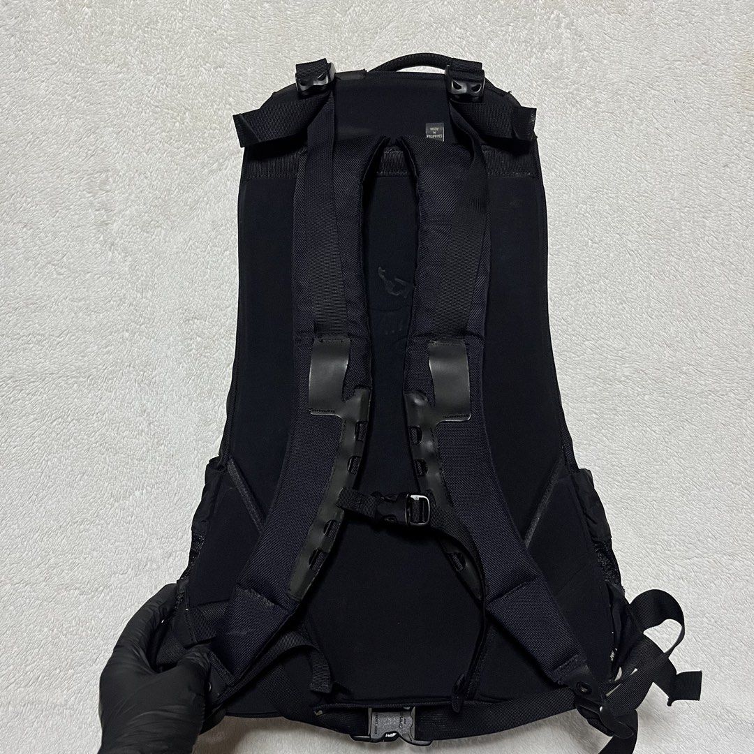 ARCTERYX 22 ARRO BACKPACK (Category: Backpacks) located in Naga. Submitted by goodfinds_only.v1 (Listing ID 1463795507, Image 2). Description: FOR SALE -ARCTERYX 22 ARRO BACKPACK CAPACITY OF 22 LITERS MEASURMENTS WIDTH:12 INCHES HEIGHT:21 INCHES DEPTH:10 INCHES WEIGHT:1.08KG COLOR RATE:10/10 EXPECT SOME WEAR OF USAGE.UKAY NOT BRANDNEW EXCELLENT CONDITION FEATURES -MATERIALS HEAVY DUTY 420 CORDURA NYLON 6.6 -CENTER ZIP LAYOUT -WATER TIGHT CENTER Z