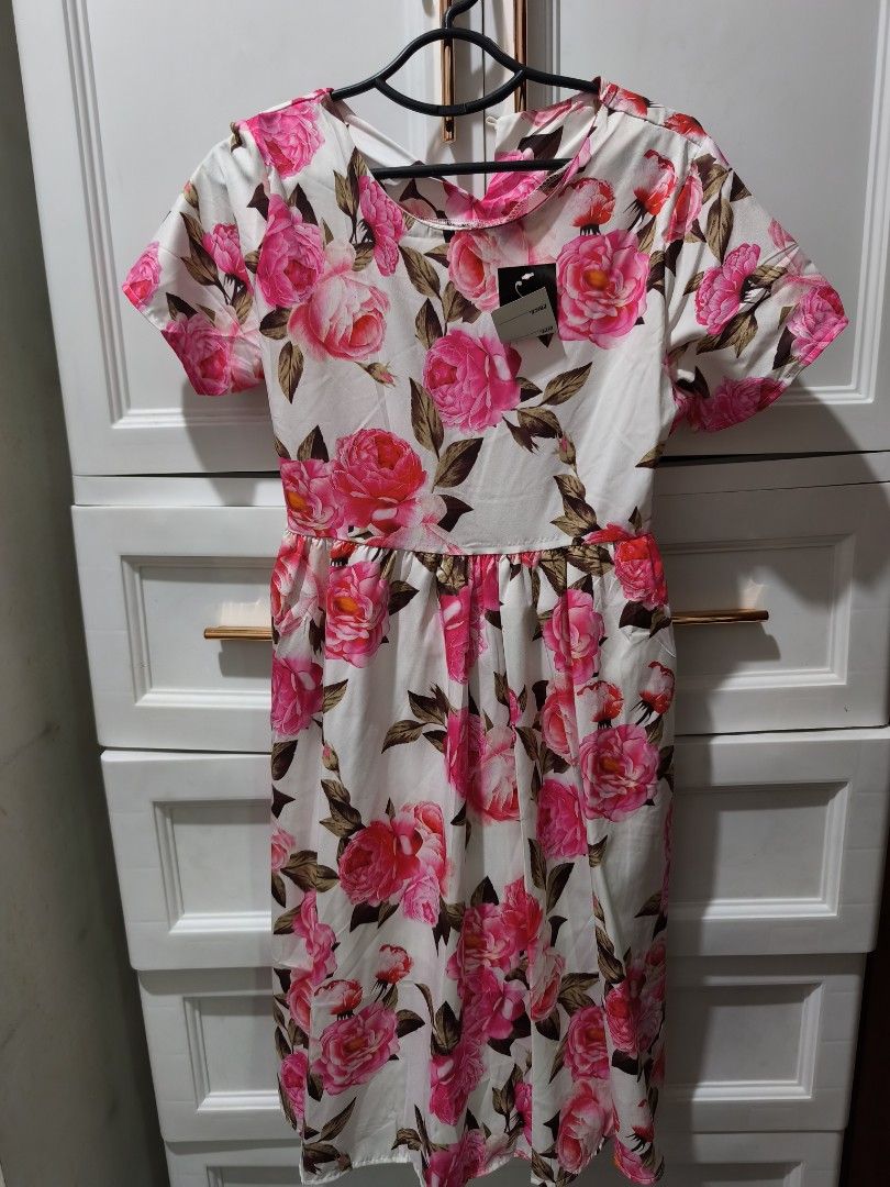 AS Elegant White Floral Dress (Category: Babies & Kids Fashion) located in Manila. Submitted by glendamae16 (Listing ID 1463783787, Image 1). Description: - Brand new with tags attached - White midi dress with vibrant pink floral print - Short sleeves - Cinched waist for a flattering silhouette - Comfortable and flowy material - Ideal for casual days or garden parties.