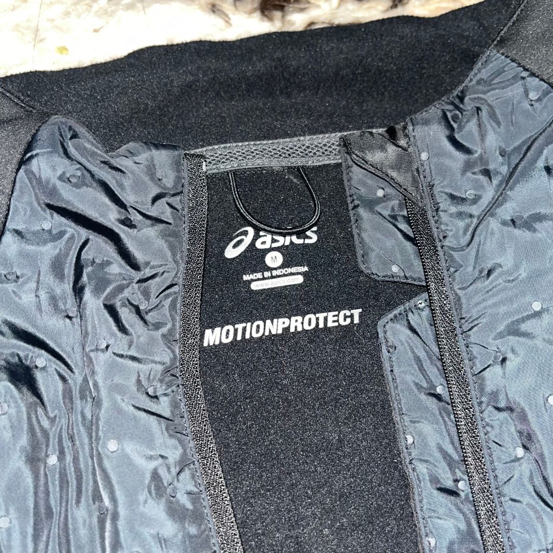 ASICS PUFFER JACKET (Category: Coats, Jackets and Outerwear) located in Quezon. Submitted by ejay.thrift.clothes (Listing ID 1463869107, Image 2). Description: MEDIUM 20.5 X 26 NO ISSUE COLOR RATE: 10/10 AS NEW CONDITION FRESHLY WASHED READY TO WEAR # 302.
