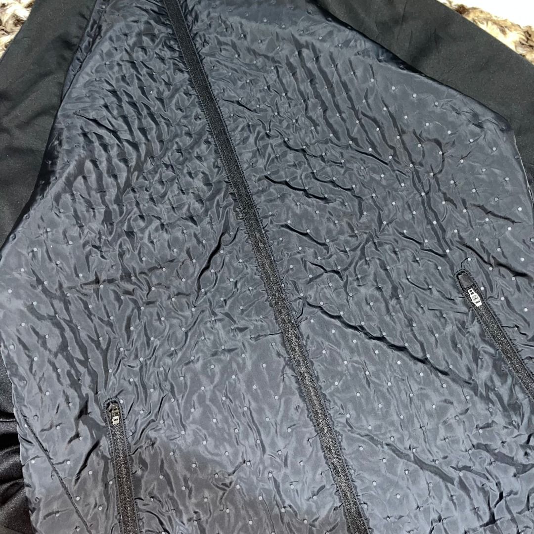 ASICS PUFFER JACKET (Category: Coats, Jackets and Outerwear) located in Quezon. Submitted by ejay.thrift.clothes (Listing ID 1463869107, Image 3). Description: MEDIUM 20.5 X 26 NO ISSUE COLOR RATE: 10/10 AS NEW CONDITION FRESHLY WASHED READY TO WEAR # 302.