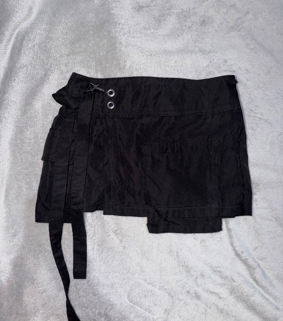 Asymmetric Patchwork 3D Pocket Low Waist Mini Skirt (Category: Skirts) located in Tarlac. Submitted by ainsleyjudd (Listing ID 1463846626, Image 1). Description: - Asymmetric Low Waist Mini Skirt - Can fit 24-25 waistline - Can be worn for cosplay or edgy look - Trendy Y2K / Streetwear aesthetic.