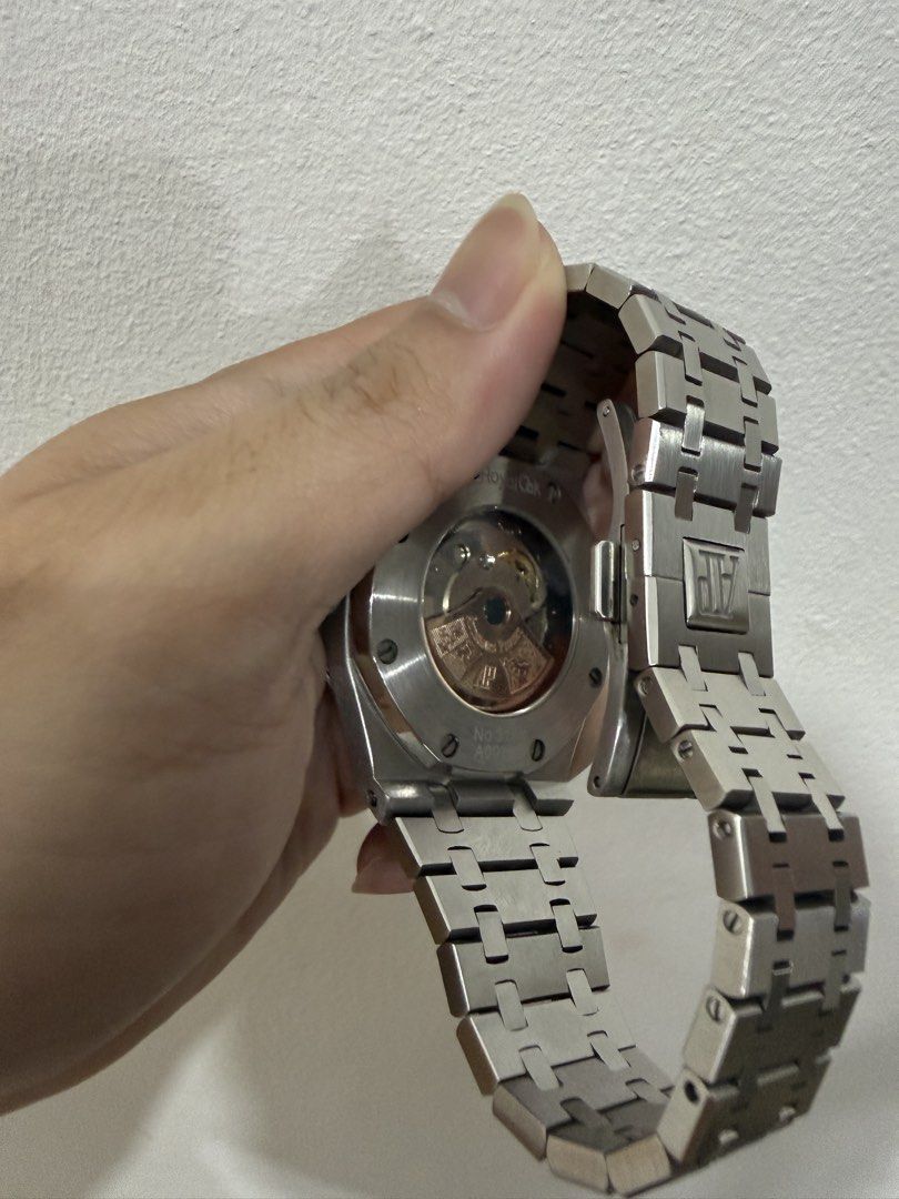 Audemars Piguet Royal Oak (Category: Men's Watches) located in Manila. Submitted by crunchomega (Listing ID 1463778259, Image 2). Description: Audemars Piguette Royal Oak ⌚ Audemars Piguette Watch ✨ Elegant & classy design 💰 Slightly Negotiable 📍 Meet-up / shipping available 📩 PM me for photos, details, and inquiries. Serious buyers only..
