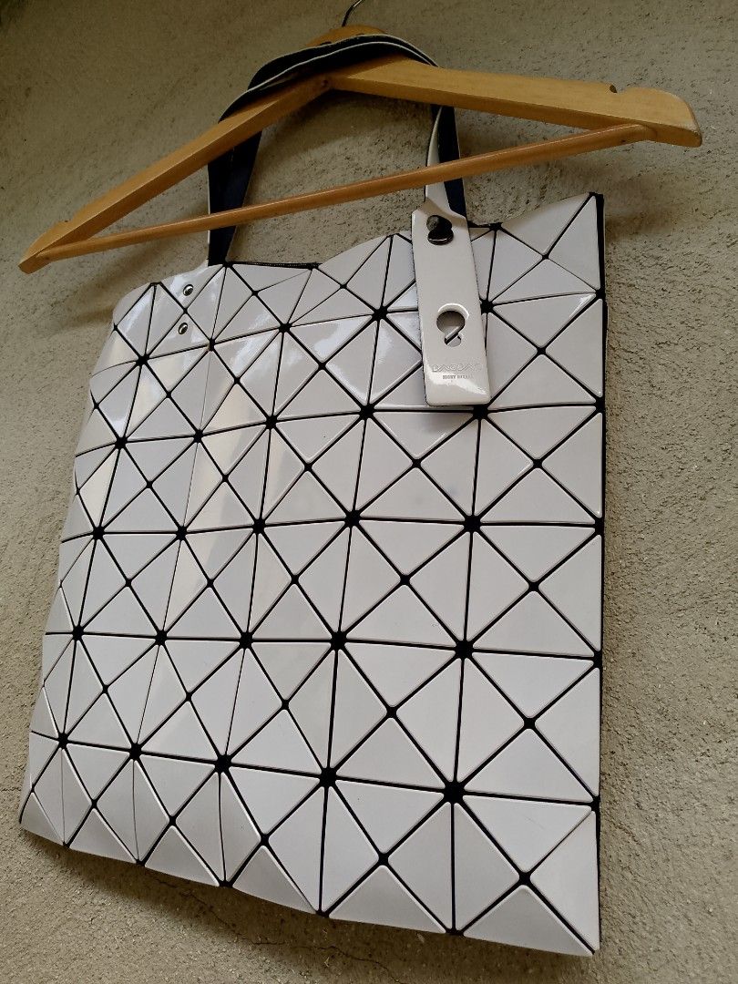 AUTHENTIC! BAO BAO ISSEY MIYAKE (Lucent Geometric) (Category: Luxury Bags & Wallets) located in Danao, Cebu. Submitted by psychypymb40965 (Listing ID 1463922730, Image 2). Description: details are in first photo ‎measurements through tape measure ‎pm/dm for other details,issues or transactions ‎negotiable! 👊😁.