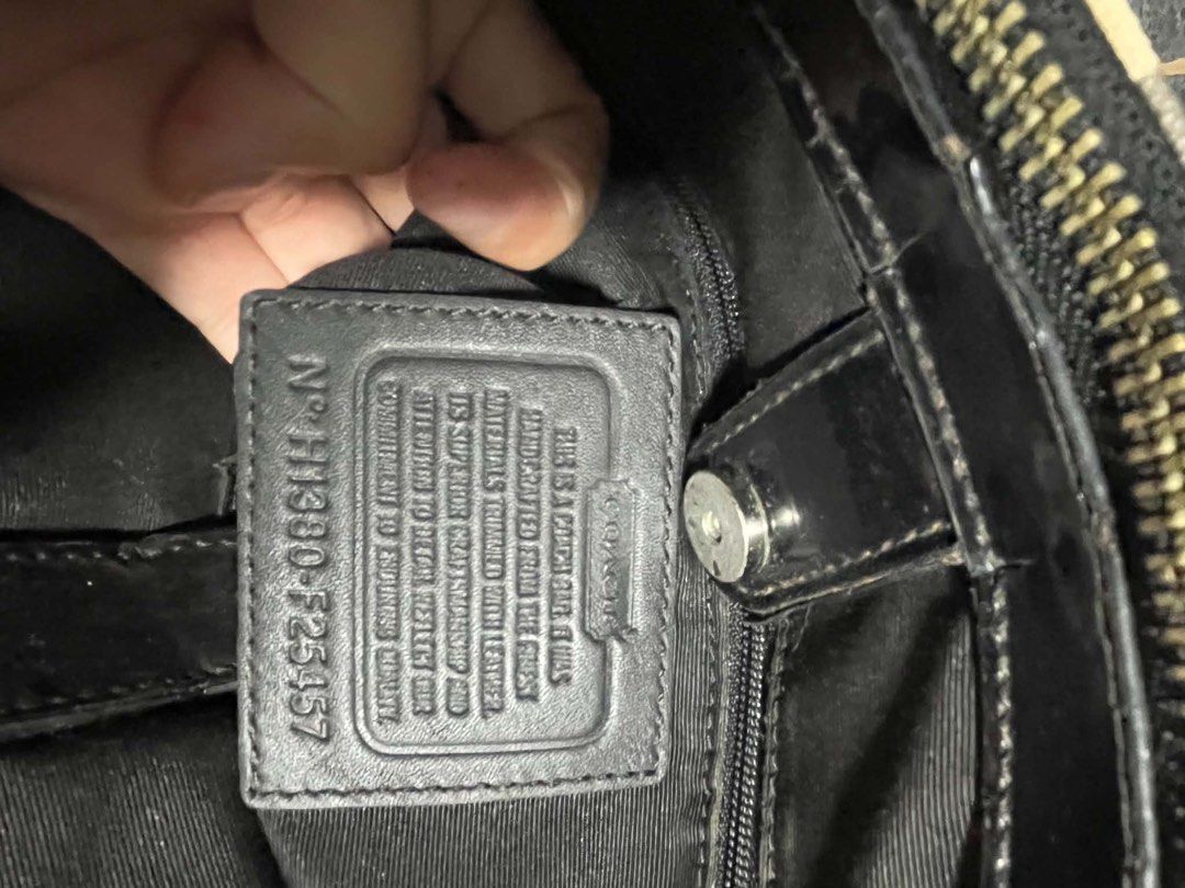 Authentic coach hand bag (Category: Purses & Pouches) located in Caloocan City. Submitted by trebdy01 (Listing ID 1463815952, Image 3). Description: Authentic coach bag from USA Naitago lang. Palit na ung handle kz naipitsa cabinet .