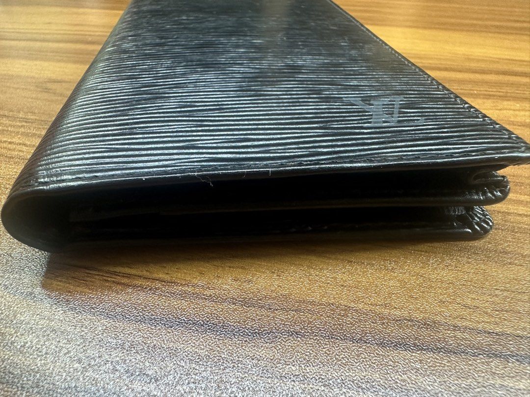 Authentic lv epi long wallet (Category: Luxury Bags & Wallets) located in Manila. Submitted by chacloset26 (Listing ID 1463779428, Image 3). Description: No flaws still in good condition.