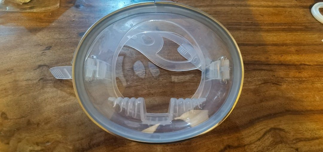 Awra Oval Diving Mask Clear (Category: Water Sports) located in Cavite. Submitted by yourKstyle (Listing ID 1463822655, Image 2). Description: - Crystal clear visibility for underwater exploration. - Tempered Glass - Durable silicone and plastic materials for long-lasting use. - Perfect for both snorkeling and diving adventures..