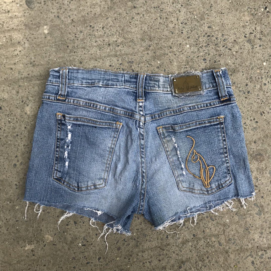 baby phat micro short y2k (Category: Shorts) located in Bulacan. Submitted by rage_against_stitches.ph (Listing ID 1463821123, Image 3). Description: Waist 28 .