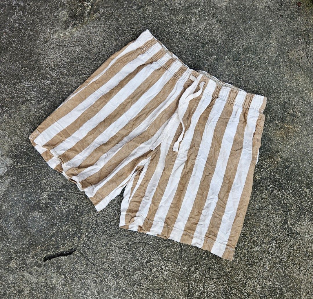 Banana Republic Striped Shorts (Category: Shorts) located in Las Pinas. Submitted by rcp123 (Listing ID 1463858926, Image 1). Description: - Brand: Banana Republic - Color: Brown and white stripes - Size: Medium (M) - Waist: Elastic with drawstring - Pockets: Back pocket with button closure - Inseam: 8 inches - Origin: Made in Sri Lanka linen blend waist 30 -32 length 15.5 legopen 10.5 .
