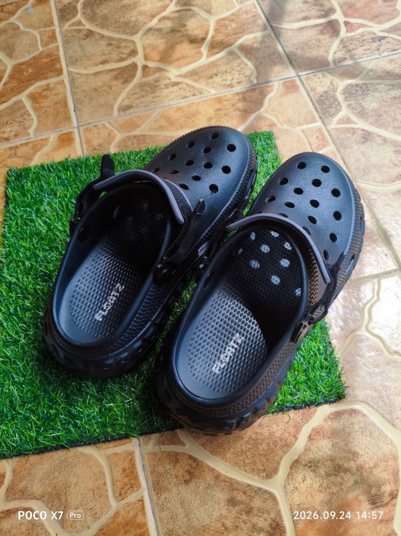 Bata Floatz Clogs UK8 (Category: Flipflops and Slides) located in Kota Bharu. Submitted by nikfirmino (Listing ID 1463816319, Image 3). Description: bata Floatz black uk8 (42-43)(27cm) condition 8/10 area Kota Bharu ws..0145078004.